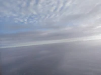 最近一個星期去旅行，在回來的飛機上遠望天空。白色的云彩像地面上的雪山，藍色天空像大海。飛機每飛一個高度又是一個空間。此刻讓我悟到：人其實很妙小，見識認知也是很狹窄。需要像飛機一樣，飛到每一層高度，才看到每一層的景象。人的認知也一樣，高度不同，認知不同。配圖