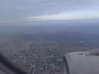 最近一個星期去旅行，在回來的飛機上遠望天空。白色的云彩像地面上的雪山，藍色天空像大海。飛機每飛一個高度又是一個空間。此刻讓我悟到：人其實很妙小，見識認知也是很狹窄。需要像飛機一樣，飛到每一層高度，才看到每一層的景象。人的認知也一樣，高度不同，認知不同。配圖