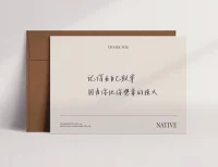 成长的本质，是与黑暗共存。我们时常追求“干净”的人生轨迹：没有失败、没有痛苦、没有混乱。然而，正如树木只有扎根在泥土中才能获得向上的力量，人的精神也必须在困境中扎根，才能承载真正的成熟与坚韧。配图