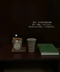 現在你不要去貪求那些你還不能得到的答案，因為你還不能在生活里體驗到它們。一切都要親身生活。現在你就在這些問題里生活吧。也許，漸漸會有那遙遠的一天，你生活到了能解答這些問題的境地。