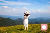 “洗了個(gè)澡，換了身衣服，出了門卻不知道去哪，去找誰(shuí)，漫無(wú)目的走著，大概這就是成年人最深的的孤獨(dú)吧.”——張愛(ài)玲配圖