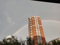 雨會(huì)停，天會(huì)晴，所以沒有什么會(huì)永遠(yuǎn)糟糕透頂，天氣一樣，人生也一樣，你看，壞天氣之后，會(huì)有彩虹的。配圖