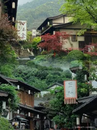 總覺得四月是淡藍色的，輕快、和煦的陽光照在身上，讓人充滿了希望。四月，加油！配圖