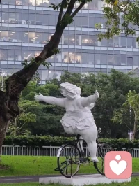 獨處的能力就是愛的能力這是一個存在主義的真理:只有那些能夠獨處的人才有能力去愛去分享去進入另一個人最深處的核心——沒有占有另一個人沒有變得依賴另一個人沒有把另一個人變成一件東西沒有變得沉迷于另一個人他們允許對方獲得絕對的自由因為他們知道如果對方離開他們會像現在一樣快樂自己的幸福不能被對方奪走因為它不是對方給予的——奧修配圖