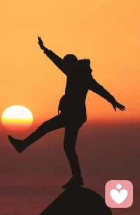 一个人无论生活的方式怎样，环境如何。是苦涩还是甜蜜，都是生活，只要能够去品尝生活的味道，就应该满足。配图