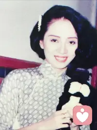 同是過路同做過夢本應(yīng)是一對
人在少年夢中不覺醒后要?dú)w去
三餐一宿也共一雙到底會(huì)是誰
但凡未得到但凡是過去
總是最登對配圖