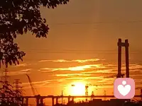 人之自卑和自信之間有什么關系自卑與自信是人性格中的兩面，相互排斥，卻又相互依賴，恰如一個硬幣的兩面人徒有自信而無自卑，會變得忘乎所以，飄飄其然，人唯有自卑而無自信，會變得縮手縮腳，一事無成所以，當一個人在與人比較中盡獲得自信時，他要學會與自己比較來獲得自謙，而當他在與人比較中盡獲自卑時，他也要學會與自己比較來獲得自信。自信與自卑是人自我感覺天平的兩端，其操作的原則是平衡產生美配圖