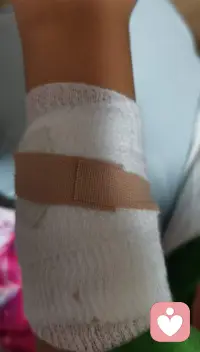 選高中好焦慮啊，我是一個初三的學生，從小學六年級家長工作原因去了日本上學之后感覺身邊沒有了從前的朋友們心里感覺缺了點什么，雖然在日本也有朋友但都不是那種能把真心向他們訴說的人，我爸他脾氣很爆，從小學開始就要求的很多，之前家里買了戒尺小時候默寫錯一個字就要挨揍，當時身上都是青一塊紫一塊的，當時還小，不敢說，但是當時外婆在身邊還能保護我，后來自從去了日本初一的時候自己也非常想努力，我也證明給他們看了，學習都是名列前茅，英語成績更是碾壓他們日本人，但從初二開始我不知道是我爸工作壓力大還是什么，就經常找事和我吵架，就連我放學回家給他們燒頓飯吃他都要來找茬說這個不好吃那個不滿意的，我當時也是一直在忍，后來有一次吵到半夜他直接就上來揍我，還說要殺我，我就報了警，當天晚上我和我媽在外面住的，晚上我奶奶直接視頻通話過來給我劈頭蓋臉一頓罵，說我為什么要報警把我爸打人的事說出去，說那樣他面子怎么掛，我真的很難受，我奶奶居然會那么想，從那之后我們家基本天天都要吵架，他經常打傷我，下面是當時的圖片，手臂上直接被玻璃劃了個口子，當時就血染紅了四個創口貼，后來實在止不住血就去了醫院，但他后來沒有和我道過歉，也覺得他自己生氣拿東西砸人是理所當然，初二一整年基本都是在爭吵中度過的，這些事導致我開始不去學校，厭煩學習，厭煩生活，厭煩一切，當時是有輕生的念頭，但我舍不得我別的親人和朋友，我也不想因為他一個人去了結自己的生命，但是我在日本，身邊沒有一個親人可以幫到我，那段陣子就算快撐不下去了也只能一個人扛著，其實我也想變好，變得和初一的我一樣，但是因為之前的種種原因我學不進去，也沒有心情學，自己承受的壓力太大了，不知道哪天他又會來打我或者拿刀…我也不知道我接下來要怎么跟上學校的進度，腦子真的很亂，當時我參加的社團里有個非常惡心的女生，因為我初一的時候努力為自己爭取到了和先輩一起出場比賽的名額，而且拿到了第一，她就因為她沒有拿到名額而開始嫉妒，處處和我作對，打球故意往我身上打，瞪我，在我因為家里種種原因不能去參加練習的時候處處挖苦我，社團最后的一次聚餐也在找理由讓我不去，陰陽我，我也是不想和她計較，那些都沒怎么在意，但各種事情加起來讓我過得真的很不順心。初三開始我也在嘗試著改變自己，但因為之前落下太多了，我也吃了不少苦，但成績還是回不到從前，他就抓著我的成績不放，怎么做他都要來吵架，我一邊頂著家里的壓力，配圖