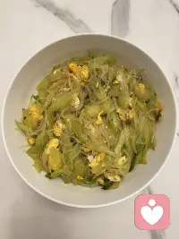 知道我不會(huì)做飯是怎么養(yǎng)成的嗎？你們看看嘛[大哭]（一小把粉，兩條西芹，兩個(gè)雞蛋）炒出來，一個(gè)人都要吃兩餐，才能吃完，唉！實(shí)在是實(shí)力不允許啊，沒給我提供過機(jī)會(huì)啊[調(diào)皮]養(yǎng)成這樣真不怪我啊[偷笑]養(yǎng)成習(xí)慣環(huán)境很重要配圖