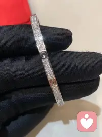 人家说：爱人送的是：幸福感；自己买的是：成就感；我觉的女儿送的：既有幸福感又有成就感[嘴唇][拥抱][爱心]配图