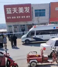 前天27號(hào)，一位女士因發(fā)型剪得不滿(mǎn)意，而和店主爭(zhēng)吵，導(dǎo)致被殺（身體和腦袋都分家了），這個(gè)事反應(yīng)了，當(dāng)今社會(huì)，很多人的生活過(guò)得一地雞毛，在這種高壓生活下，又碰到了一個(gè)她認(rèn)為百般刁難她的人，從而引爆情緒，做出不理智的事[捂臉]奉勸大家，在這種社會(huì)下，心情不好的時(shí)候，想吵架，都找個(gè)安全的人吵[微笑]配圖