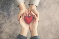 [愛心]

在關系中受傷，就在關系中療愈！

人生絕大多數的痛苦都發生在人際關系中，許多痛苦的起源都不是我們想有意傷害彼此，而是彼此的誤解和表達需求的錯位。

所有的傷痛，都可以在關系梳理中放下，不管是什么原因導致的傷痛，都可以在關系中療愈。

?配圖