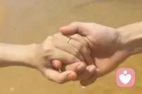 夜深人靜，脫下職場戰(zhàn)斗的鎧甲，卸下滿臉笑容的面具，頓時，淚流滿面，親愛的你還好嗎？在這寂靜的夜晚里，我在千萬聲的呼喚著你，我愛你！我愛你！你可聽到我的呼喚，你是我這輩子生命中的唯一，我愿三生三世守護你，直到天荒地老……配圖