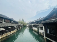 生命就像一條河流一樣，每一天攜帶著許多不同的體驗流經我們每一個人，只要活著，我們將會重復地經歷快樂、悲傷、恐懼、憤怒、喜悅......配圖