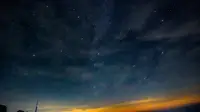 午夜的星空是我最喜歡的景象之一。看著滿天的繁星，我仿佛能感受到宇宙的無限可能。在這樣的夜晚，我會(huì)暫時(shí)忘記世俗的煩擾，讓心靈得到片刻的寧靜。配圖