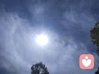 很多人都是按照自己的經(jīng)歷和感受去習(xí)慣性地定義關(guān)系，從而形成與經(jīng)歷相關(guān)的想法和信念，但其實大多數(shù)情緒應(yīng)該是轉(zhuǎn)瞬即逝的，多數(shù)感受到的情緒還可能是有害的。如何認(rèn)知這種有害的情緒，對于一個人的成長以及對情感的學(xué)習(xí)有決定性的作用，所謂樂觀造就生的期望，悲觀造就死的絕望。孩子還是成人都更需要關(guān)注日常情緒的處理以及對生活的感受，心情不好一天是對今天的失望，心情不好十年可能就是對人生的失望。孩子一次得不到認(rèn)可就是對這件事的失望，孩子一直得不到認(rèn)可就會對人生產(chǎn)生失望，事實上沒有人可以控制工具一樣地讓讓哪個人真的失望，讓我們失望的是個人經(jīng)歷產(chǎn)生的看法和感受，沒人認(rèn)可我們，我們就說自己不好不配活著。可是，難道我們來到世界就是苛求他人的認(rèn)可么？每個人都有護(hù)短的人性，希望對方理解自己，這才是事實。所以，正常人不需要來自所有人的認(rèn)可，作為人自己先接納和認(rèn)可自己，比起去做個好人滿足他人而得到的認(rèn)可，要更為重要。配圖