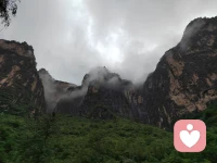 人生是什么？這個(gè)問(wèn)題每個(gè)人都會(huì)去問(wèn)，這個(gè)問(wèn)題沒(méi)意義，因?yàn)榛钪褪菫榱嘶钪Ｏ胍娜松妥非蟮膬r(jià)值都是一種本愿，不是能強(qiáng)壓到人生這個(gè)詞上面。包括人生這個(gè)詞也是人造的，充滿了人自身的意愿。人生沒(méi)有注定的苦難，因?yàn)槿松聛?lái)就是隨機(jī)的，誰(shuí)來(lái)承受痛苦，誰(shuí)來(lái)享受幸福，沒(méi)有固定人選。我們覺(jué)得世界不公，是因?yàn)檎驹谧约旱慕嵌热タ创松@個(gè)詞，帶著自我的意愿和需求。有人自問(wèn)為何我的愛(ài)人要背叛我，當(dāng)他沉浸痛苦時(shí)，有一個(gè)極其丑陋和貧窮的人說(shuō)，沒(méi)人會(huì)愛(ài)上我，當(dāng)這個(gè)沒(méi)人愛(ài)的人痛苦時(shí)，有一個(gè)身患絕癥的孩子說(shuō)，請(qǐng)?jiān)俳o我一年的生命，那些出生死在胎中的嬰兒。我們發(fā)現(xiàn)總有人比我們幸福，也總有人比我們凄慘。我們對(duì)人生的定義是歧義的，偏執(zhí)的，狹隘的，自私的。每個(gè)人都是隨機(jī)的，苦難也是，我們這么想，努力做好自己就可以了，沒(méi)必要去爭(zhēng)，去分析，因?yàn)榭傆腥吮任覀兏鼞K，那些失去生命的人又如何定義自己的人生呢？配圖