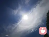 其实更多不是对心理学的指正，而是对己的态度。我们活着是为了什么，为什么我们更愿意用哲学去接受某个事物或某段关系，也不愿意用心理学去套用症状说自己有问题。我们更反感那些学心理学的人，习惯用心理学的课本照本宣科向别人灌输自己偷来的理论。每个人的哲学不一样，经历和人生都不一样，我们怎么可能去教唆别人去做不属于他们人生的事。每个人的路都是自己走出来的，我们不能代替对方的痛苦，又何苦指责对方的错误。我们更多的是选择理解。理解对于一个人来说，可以是情绪的突破口，让他们自己了解，等待他们自愈。每个人都不需要任何人来拯救，因为没有人可以改变任何人的命运。他们更多的是通过理解或者分析来叫醒当事人不要折磨自己，停止伤害自己。最终治愈自己的还是当事人，而不是外来的什么人。有病吃药，有问题就解决问题。只有当我们解决不了现有问题的时候，才会想到逃跑，当无法逃脱的时候人们内心就几近奔溃了，在无法解决的问题和山一样的压力面前，他们无力说服自己做出选择，于是心理问题开始变得越发迷离。其实，他们就是更多沉浸在角色里，长时间习惯了承受，不能做自己，不能优先爱自己，导致面临他人和自己的抉择时，一时无法做出选择而已。配图