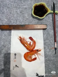 本是后山人，偶做前堂客，醉舞經閣半卷書，坐井說天闊。大志戲功名，海斗量福禍。帶到囊中羞澀時，怒指乾隆錯。玉游山河十萬里，半無共蹉跎。酒杯空，燈花落，夜無眠，獨高歌，閱遍天下人無數，知音有幾個。配圖
