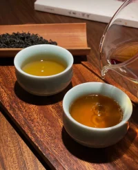 我常常在想  你說分別的時候  離開的人和留想的人 哪個更難過 以前我總覺得 人都愛憧憬 后來發(fā)現(xiàn) 其實好多人最想去的地方不是將來 ，而是回不去的從前，是當時不被你珍惜的過去 人生本來就是善變的 有的人離別之后能等來更好的重逢 有的人揮一揮手 就真的再也沒有回頭 也許只有當我們某一天 站在人潮當中回望的時候發(fā)現(xiàn)再也回不到那張熟悉的臉 才會明白我們正是這樣 用最平常的口吻和許多人，見完了最后一面 希望你人生從此沒有再見，只有明天見！配圖
