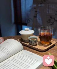 人生就像一本书，
翻得不经意会错过，
读得太认真会流泪。
喝口清茶，慢慢看，
没人追着我们尽快看完。配图