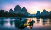 煩惱也有解藥……
人生有三難：愁于錢財，煩于瑣事，困于過往。
面對貧窮、瑣事、過往三大難關，停留沒有任何幫助，那不如看淡一點。
對貧富糊涂，是淡泊名利；遇瑣事糊涂，是顧全大局；對過往糊涂，是心胸寬廣。
鄭板橋說：“難得糊涂。聰明難，糊涂難，由聰明而轉入糊涂更難。放一著，退一步，當下心安，非圖后來福報也。”
糊涂，不是不明事理，而是懂得適時地放過自己。
人生得一“糊涂”之良藥，自然“百病可愈”。
白巖松說：“人生的兩個基本點是糊涂點，瀟灑點?！?人生只做兩件事：忙著，瀟灑做事。閑著，糊涂做人。
過于清醒之人，易生煩惱；適時糊涂之人，易獲幸福。糊涂，是一種氣度，一種修養，更是一種境界。
人生在世，活得糊涂一點，心態會更好一些。人活一生，并非大富大貴，才可愉悅。
你活得舒心自在，才是真正的愉悅。配圖