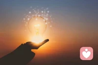 心理咨詢到底是什么？
心理咨詢像是整理房間，心靈世界是看不見摸不著的，但我們可以用一個肉眼可見的房間，尤其是單人間的小屋來比喻它。你可能看過或親身體驗過一個亂糟糟的房間，太多物品無規(guī)律的散亂著，要用的東西找不到，沒用的垃圾丟不掉，燈光暗，墻面糊，角落處小蟲窸窣……你可能是第一次站在房間中央，連個坐的地方都找不到，于是很快感覺不舒服和不開心，很壓抑、很想逃離。你也可能已經在這里待了很久，習慣了周圍，也習慣了隨便窩在一角垂頭喪氣的自己，覺得自己一無是處喪到不行，又說不出到底為什么。
理咨詢給此時的我們一個機會，讓我們在咨詢師的支持和陪伴下，有勇氣看見、整理和打掃我們混亂不安的“心靈房間”。配圖