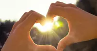 萨提亚的《爱的法则》

如果你爱我
请你爱我之前先爱你自己

爱我的同时也爱着你自
己

你若不爱你自己
你便无法来爱我

这是爱的法则配图