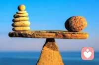 孩子是家庭的天平，當(dāng)孩子出現(xiàn)問(wèn)題的時(shí)候，其實(shí)在喻示著家庭里有某個(gè)部分失衡了。孩子把潛在的問(wèn)題帶到家庭的場(chǎng)域里，讓其他的家庭成員意識(shí)到，并幫助把失衡重新帶回到平衡之中。配圖