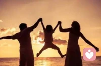 如果孩子过于顽固、倔强，并伴随一些不可理喻的“坏行为”，是因为什么？
——“坏行为”背后的潜台词是：关注我，爱我，恢复我们之间的联结吧！让孩子成为独一二的自己。

一位妈妈问我。
“老师，我的孩子脾气很大，如果他的要求得不到满足，或挨了批评，他就会直接躺到地上去。我很爱孩子，可是看到他这样，又总会莫名其妙地愤怒。我的孩子就是属于难养型的吧，他哭闹的时候，我们几乎无法靠近，怎么做都没用。”

经过了解发现，这位妈妈本身就很倔强。所以，孩子的行为，其实是妈妈情绪的投射。“倔”是一个很有趣的字。左边是个“人”，右边是委屈的“屈”字—一个委屈的人。倔强的大人，表面上很强势，内心其实很脆弱。因为他们的小时候，大多缺失关爱，不被父母理解。倔强的孩子同样如此。在他们哭闹不止的时候，恰好是他们最需要获得父母关注和爱的时候。孩子哭闹，从来不会莫名其妙。他们哭喊背后的潜台词就是：爱我、关注我！

留心观察那些长大后出现各种行为问题的人，如沉溺游戏的人，他们一定在现实中匮乏人际交往，感受不到快乐、自在，而他们所沉溺的东西，却能带给他们认同感、虚假的自我价值、掌控感。要知道，被认同，以及对自我价值、存在感的追求，这是每个人的根本需求。

对孩子而言，父母就是自己的整个世界。父母的一言一行，都会影响到孩子的成长。如果缺乏父母的爱，孩子在现实世界中就会反复体验到挫败感，最终导致退缩，或通过行为问题吸引父母的关注和爱。配图