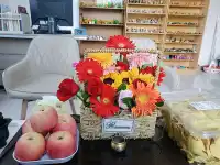 無論你活成什么樣子，都有人說三道四，這個世界我們都只來一次，吃想吃的飯，見想見的人，看喜歡的風景，做喜歡的事。配圖
