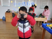 和孩子們在一起的時光總是那么的開心??
與其說我們幫助了孩子，孩子們又何嘗不是療愈了我們。
今天跟著我做沙盤的五歲孩子拿起相機??，
“咔嚓”記錄下來這美好的時刻。配圖