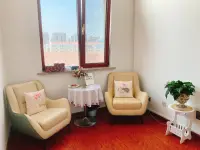 贫穷不会带来教育的失败，但精神的虐待一定会制造一个问题儿童！

父母关系不好，让孩子生活在精神的虐待中，就如同给她带上了终生痛苦的枷锁。

很多家长把孩子的任性、不听话、孤僻、顽皮捣蛋归咎在孩子身上，其实每一个问题儿童的背后，必有一个问题父母，这是铁的规律！

所以，要想孩子变得更好，首先夫妻感情和家庭关系先变得更好。