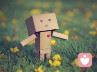 這種狀態已經持續很久了，表面風平浪靜，內心狂風驟雨。為一件小事糾結，為自己不夠好而氣餒，為命運不公而怨嘆，翻過很多心理學書籍，也對過往、經歷或者事件無數次復盤，好像知道癥結在哪里，道理都懂，邏輯清晰，可第二天一醒來，一切如舊，仍然重復著昨天的故事，糾結還在，自卑還在，否定還在，一切仿佛還在原地打轉！
認知一直在線，心態卻深陷泥潭，如何實現真正蛻變？
概括起來說，認識到自己的狀態，明白自己的癥結，是一種內在體驗，一種“懂道理”的認知狀態，這是“表”。而解決的“本”在哪里呢？在潛意識層里，在我們了解自己并理解自己后，全然地接納自己。當你完全接納自己的所有，包括優勢、局限和你的過去，你會獲得一種“豁然”的感受，隨即產生一種“洽然”的歡愉，好像站在云端俯看大地，一切有因，一切有果。此時，你已經走到了自我成長的第三步，全面提升自我的境界。
即：自我完善三步曲：了解自我——理解自我（接納）——提升自我一、發現自己的真相——了解自我。也就是要回答：我是誰？我的內在動力模型是什么？我的價值體系是怎樣？我的人格特質有哪些？我的防御體系是什么？我是怎樣成為現在的我的？
回答我是誰的問題。這是一個基礎工程，更是一個要頻繁使用到心理知識的系統工程。這時，我們必須借助一個工具，叫做人格的學科，測試肯定是要做的，但做了就完成了嗎？那只是一個有趣好玩的測試游戲而已，真正的覺察須從沉浸進去，從這幾本書一行一行文字的咀嚼開始。
這樣說吧，我個人的自我接納就是從這里開始的，它解開了我多年的糾結與痛苦，讓我告別過去“我智力、形象各方面都還不錯，甚至比大多數人都強，為什么事業總不如別人呢”的狀態，真正開啟了人生中通達、智慧、自洽的階段。這其間，是見到“人格”的書我就買，其中一本我前后共看了三遍，那種觸摸自己、舔shi自己、又潤澤滋養自己的感覺，歷歷在目。這個過程，不是誰都可以獨自完成的，也不是你用時間就可以堆砌的。它需要陪伴，需要點悟、需要反芻，是的，那是一個修行的歷程。
如果說，三步曲是需要用10分的精力與時間與完成，那么，回答“我是誰”這一步，是需要用7分的功力去做的，甚至說8分、9分都不為過。我們很多人，一輩子都沒有活明白，到行將離世，也沒有真正搞清楚：我是誰？
（未完待續……）配圖