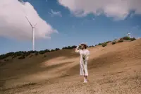 “一個真正的強大，不是你征服了什么，而是學(xué)會承受什么。”
讓自己擁有自我修復(fù)的能力，去對抗生命中的挫折；學(xué)會用自我修復(fù)的能力，來彌補人生的缺陷，以此提升自己。配圖