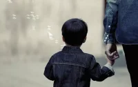 我們要強化孩子正面的行為，讓他們覺得自己是優秀的，值得愛的。配圖