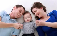 6種不健康的母女關系
不健康母女關系的跡象并不總是清晰可見，因此很多女孩直到長大后才意識到自己與母親之間存在不健康的關系。
1.“知心朋友”型 
這種母親看上去是女兒最好的知心朋友，但實際上并沒有扮演好“母親”的角色。雖然這種母親也會提供一些情感支持與回應，但隨著女兒年齡的增長，女兒可能會意識到自己需要獨立的空間，掙脫看似“溫暖”的束縛。
2.“老板和下屬”型 
這種母親通常對女兒要求很高、思想封閉刻板、想要控制和支配女兒的生活，并希望女兒永遠遵循她的規則、滿足她的期望。她通常缺乏同理心，不斷給女兒施加壓力，不能理解女兒的感受。
3.“競爭對手”型 
在這種關系中，母親將女兒視為競爭對手或威脅。盡管母親看起來很支持女兒，但當她當和女兒在一起時，內心深處會有一種不安全感，經常拿自己和女兒比較，看誰更漂亮、更瘦、更聰明、更成功。這種關系中的女兒內心可能會充滿沖突，沒有自我價值感，覺得自己不值得被愛。
4.“角色互換”型 
這種關系中，母親希望女兒扮演父母的角色，讓女兒來照顧自己的情緒與生活。這種關系是單方面的，母親只關心自己的需要而不考慮女兒的需要，女兒通常會感到自己被母親忽視、利用、拋棄。隨著年齡的增長，女兒可能很難為自己設定健康的界限，看不見自己的需要，難以拒絕他人
5.“愛無能”型 
在這種關系中，“愛無能”的母親可能會選擇將女兒交給其他監護人撫養，或是將更多的愛給予其他的孩子。因此，女兒會受到母親不公平的對待，在缺愛的環境中長大。
6.“時好時壞”型 
這是一種不穩定的母女關系，女兒永遠無法預測“壞媽媽”或是“好媽媽”何時出現。在這種關系中，母親只想在必要時樹立良好的“好媽媽”形象，并非真正關心女兒。
因此，女兒可能會害怕自己的母親，有一種深深的不安全感。配圖