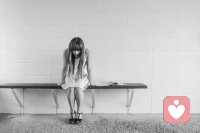 《国民抑郁症蓝皮书》，有一组数据令人触目惊人：
18岁以下的抑郁症患者占总人数的30%；50%的抑郁症患者为在校学生。
青少年抑郁症患病率已达15~20%，接近于成人。
77%和69%的学生患者在人际关系和家庭关系中易出现抑郁。
63%的学生患者在家庭中感受到严苛/控制、忽视/缺乏关爱和冲突/家暴。
想必每一位家长看到这组数据，心绪都无法平息，都在问：“为什么？
明明现在的孩子生活在蜜罐里，为什么还会抑郁？我们掏心掏肺为了他们，他们为什么还要抑郁？”
​#心理咨询配图