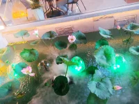 沒有誰的人生是一帆風順的。人生的每一次坎坷，是挫折，也是動力。物隨心轉，境由心造，世上沒有絕望的處境，只有對處境絕望的人。面對逆境，有的人選擇了沉淪；有的人，則是逆流而上，不同的選擇成就不同的人生。不管你現在經歷著什么，未來又要經歷著什么，都要逆流而上，堅定地走下去。哪怕暫時見不到光亮，哪怕荊棘遍地，哪怕命運捉弄，也請相信：人生沒有白走的路，每一步都算數。人生最好的能力，就是低谷時的涅槃重生。配圖