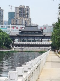 通往远方的路需要独行，孤独，坚持。一个人的出众，都是从孤独开始的。孤独前是迷茫，孤独后是成长。配图