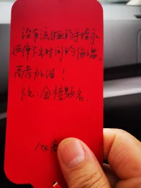 世界從不為取悅某個人而存在，而是有著自己的運行規律。
一個人看不透規律，會將所有的不如意，歸結為自己運氣不好。
而真正厲害的人，則是基于觀察和思考，不斷完善自己的思維模型。
當他們透過思維看到趨勢，就能對風險采取措施，對利好積極爭取。
那么好運，也就會成為一件水到渠成的事情。配圖