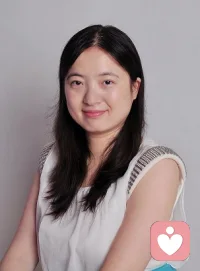 #聽小雨談家庭教育#
歡迎關注小雨，今天小雨想和各位談一談“關于單親家庭的孩子”。
單親家庭的孩子內心其實很脆弱，很需要被關注，被理解，被疼愛。
因為童年缺失，所以很多人會在成年后去尋找去彌補童年內心缺失的東西，甚至會用一生去尋找。
我是家庭教育咨詢師小雨，從事家庭教育8年，
我愿做你的傾聽師，傾聽你的煩惱，協助你走出困惑配圖