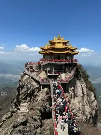 現在腳下看山頂，很遙遠配圖