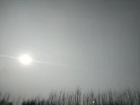 陽光不只是趕走了黑暗帶來光明，它還伴著希望帶著溫暖，只要你能把太陽裝進(jìn)心里，不管目前是霧霾還是黑暗，都能熬到屬于你自己的那個艷陽天，加油！！！配圖