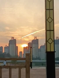 或許在追逐夢想的路上，并不是一路掌聲和鮮花，也不是一路平坦和風順，只是有的人選擇了妥協合群，有的人選擇了孤獨承受并默默前行。只有內心強大，才能活出自己想要的模樣！配圖