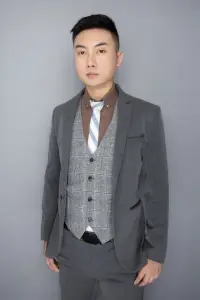 這個物欲橫流的社會啊，最不缺的就是隨處可見的漂亮姑娘，隨處可見的有錢人，和隨處泛濫的愛情，卻唯獨缺少了愛情里面本不應該缺失的安全感、責任感和忠誠。一個人有多好一點都不重要，一個人對你有多好才重要。在這個放蕩又充滿誘惑的世界里，如果有一個人能給你安全感和忠誠！為你承擔起那份責任！那他（她）一定比這個世界更迷人！！！配圖