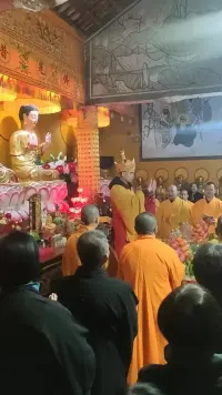 東方的心理學更加的偏向于佛性。比如說，教會我們內心要心安，教會我們要看透，教會我們要有智慧，教會我們痛苦來了要去接納,包括對于貪嗔癡的理解，對于因果關系的理解，等等的這些東西。其實是站在佛學的角度來思考來開悟人生。很多人就是因為接觸了佛學,才對于自己很多困擾的問題找到了一種寄托，找到了一種方法去解開自己心理的困惑。現代心理學和佛學有互通之處。不管是古代還是現代，寺廟里面的大和尚，他在普度縱生，他也一定是位優秀的心理咨詢師。配圖