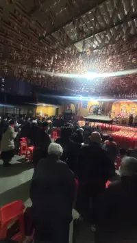 東方的心理學更加的偏向于佛性。比如說，教會我們內心要心安，教會我們要看透，教會我們要有智慧，教會我們痛苦來了要去接納,包括對于貪嗔癡的理解，對于因果關系的理解，等等的這些東西。其實是站在佛學的角度來思考來開悟人生。很多人就是因為接觸了佛學,才對于自己很多困擾的問題找到了一種寄托，找到了一種方法去解開自己心理的困惑。現代心理學和佛學有互通之處。不管是古代還是現代，寺廟里面的大和尚，他在普度縱生，他也一定是位優秀的心理咨詢師。配圖