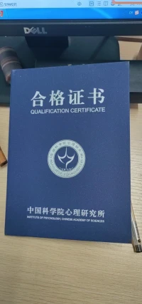 七律～怎樣做個合格的心理咨詢師……周羽兵傾聽服務的工作流程



心理咨詢的工作流程
打破沉默忘自己，傾聽他人之心底，
傾聽服務看簡單，很大文章在內里。
操作方面說法多，安靜安全不用說，
網絡暢通很重要，環境要把音來隔。
熟練掌握開場白，一炮千萬別卡殼，
您好我是某某師，歡迎致電必須說，
請問怎么稱呼您？三十分鐘往下擱，
確認知情與同意，保密例外緊跟著。
之后確定把啥聊？注意時間不能拖。
服務結束有任務，如病建議精神科。
再次續時或轉介，危機熱線記著說。
往下我們談內容，建立關系排尊者，
這個階段十五分，搜集信息心里戳，
分清傾訴尋建議，異常心理注意著。
還有騷擾性話題，危機來電別困惑。
這個階段兩能力，傾聽共情必須說，
還有澄清具體化，了解真相別耽擱。
癥狀時長社功損，不行就勸精神科。
展開討論成策略，五種類型咱細說，
傾訴尋求要建議，心里異常第二個，
哀傷危機算一起，還有騷擾問題多。
最后先把收獲總，傳遞希望樂著說。
今天暫時到此處，不知是否有收獲。配圖