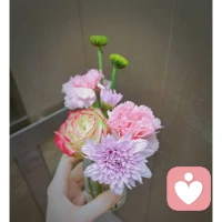 如果你是一位父親，下班回家你會先向妻子還是孩子表達問候？請一定要先問候妻子，再去擁抱孩子。你要通過各種場合向你的孩子表明，你非常愛你的妻子。

當你以夫妻關系為第一位時，你的孩子就自然不會以自我為中心，同時看到爸爸深愛媽媽也會讓孩子有更多的安全感，讓孩子學會關愛和尊重，母親同樣如此。
?配圖